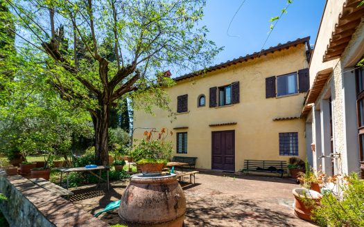 PORZIONE DI COLONICA CON DOPPIO GIARDINO IN VENDITA A GRASSINA