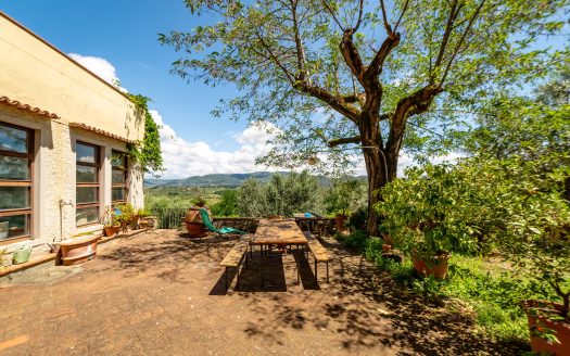 PORZIONE DI COLONICA CON DOPPIO GIARDINO IN VENDITA A GRASSINA