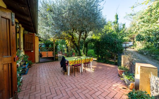 VILLA CON DEPENDANCE INDIPENDENTE, PISCINA E GIARDINO PRIVATO IN VENDITA A RIGNANO SULL’ARNO