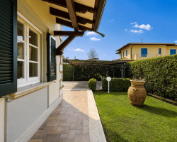 Villa-affitto-fortedeimarmi-giardino