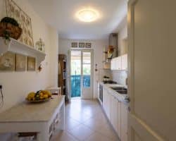 Villa-affitto-forte dei marmi-cucina (2)