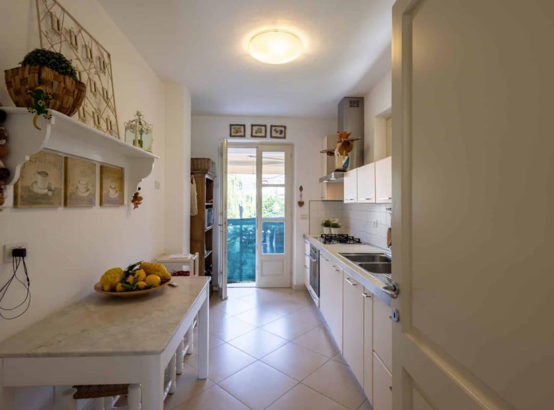 Villa-affitto-forte dei marmi-cucina (2)