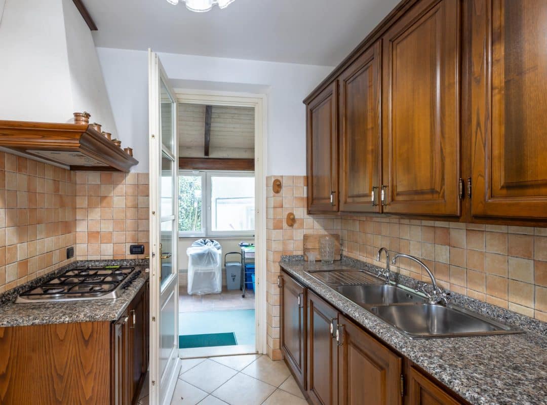 Villa-affitto-forte-dei-marmi-cucina (2)