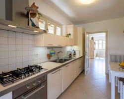 Villa-affitto-forte dei marmi-cucina