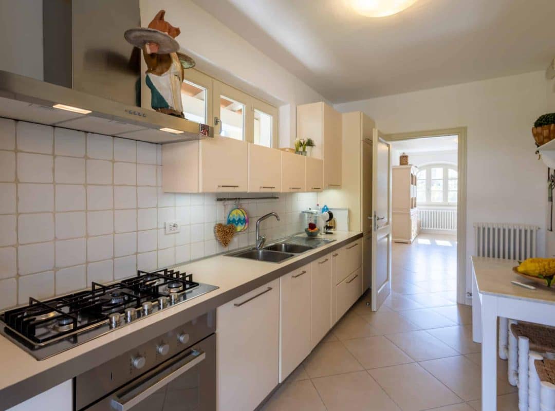 Villa-affitto-forte dei marmi-cucina
