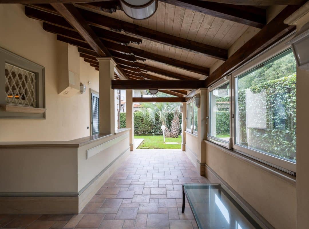 Villa-affitto-forte-dei-marmi-loggiato