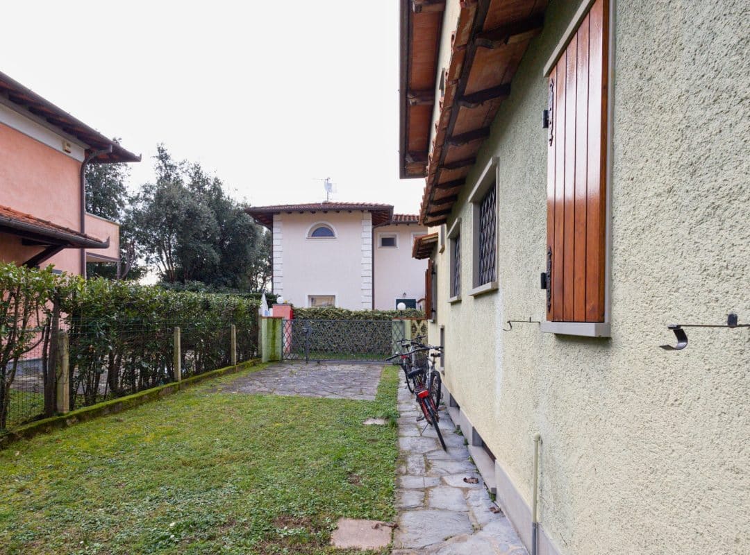 Villa-in-vendita-forte-dei-marmi-esterno-giardino (3)