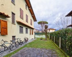 Villa-in-vendita-forte-dei-marmi-esterno-giardino (4)
