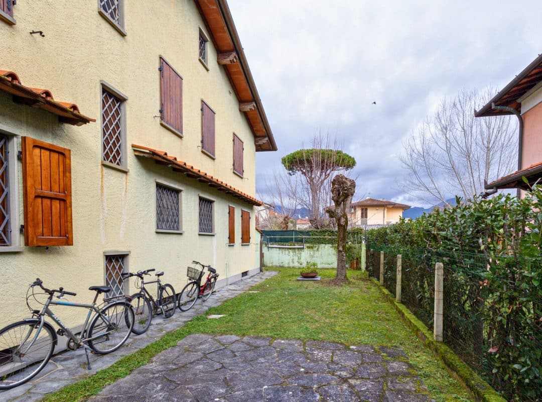 Villa-in-vendita-forte-dei-marmi-esterno-giardino (4)