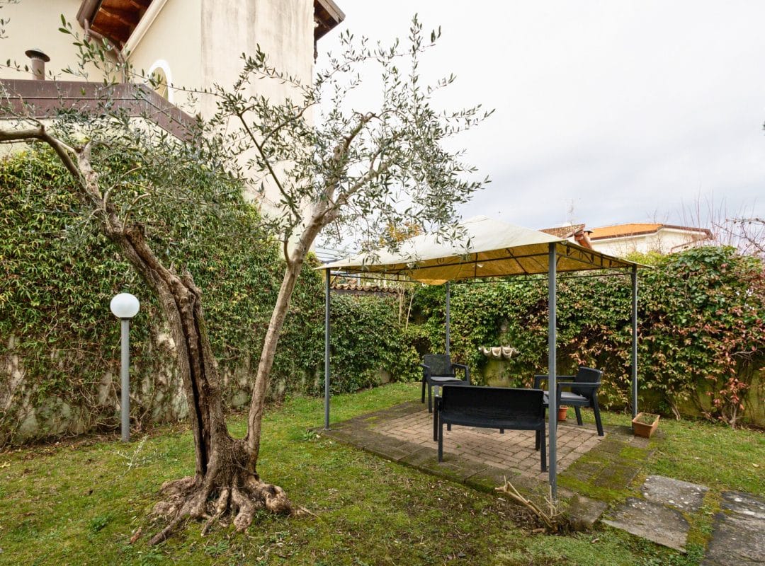 Villa-in-vendita-forte-dei-marmi-esterno-giardino