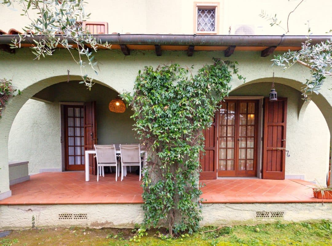 Villa-in-vendita-forte-dei-marmi-esterno-loggiato
