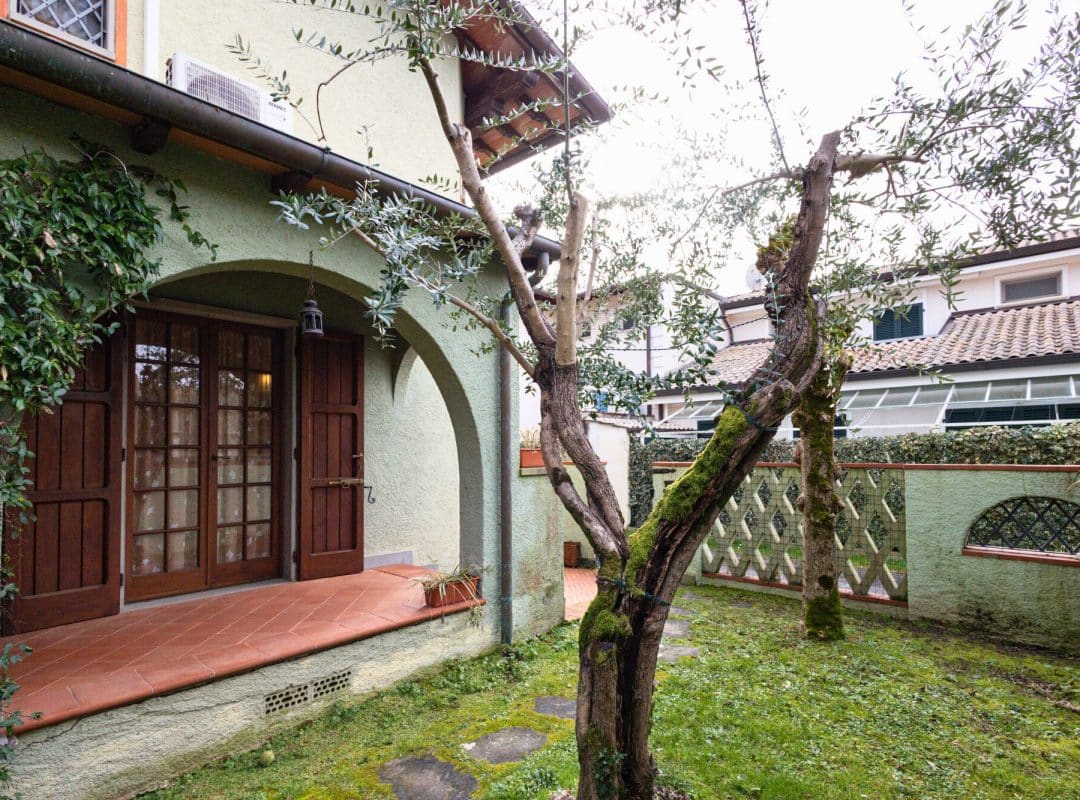 Villa-in-vendita-forte-dei-marmi-esterno-loggiato (2)