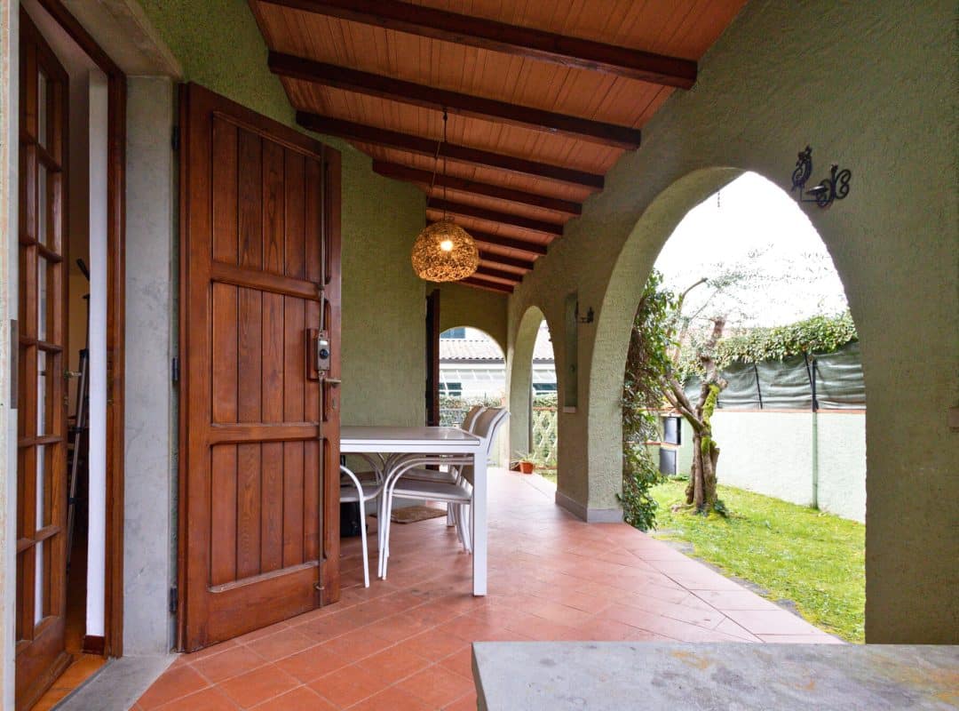 Villa-in-vendita-forte-dei-marmi-esterno-loggiato (4)