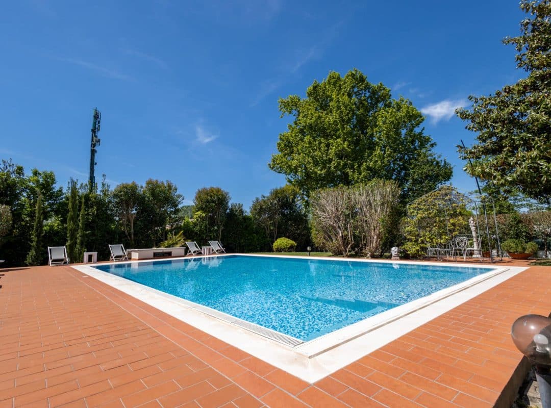 Villa-in-vendita-forte-dei-marmi-piscina (3)