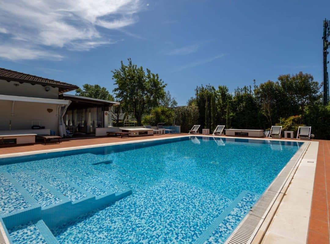 Villa-in-vendita-forte-dei-marmi-piscina (4)