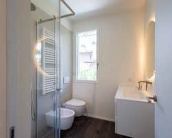 Villa-vendita-FortedeiMarmi-bagno (3)