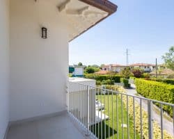 Villa-vendita-FortedeiMarmi-balcone