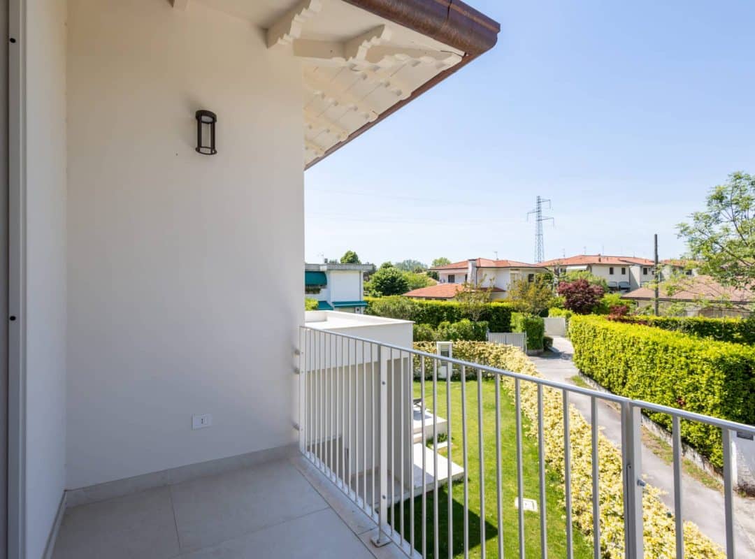 Villa-vendita-FortedeiMarmi-balcone