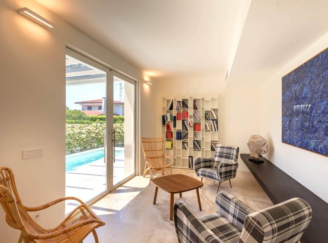 Villa-vendita-FortedeiMarmi-salottino